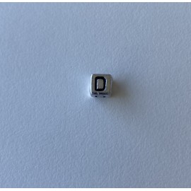 Perle cubique synthétique argentée - lettre D (1 pce)